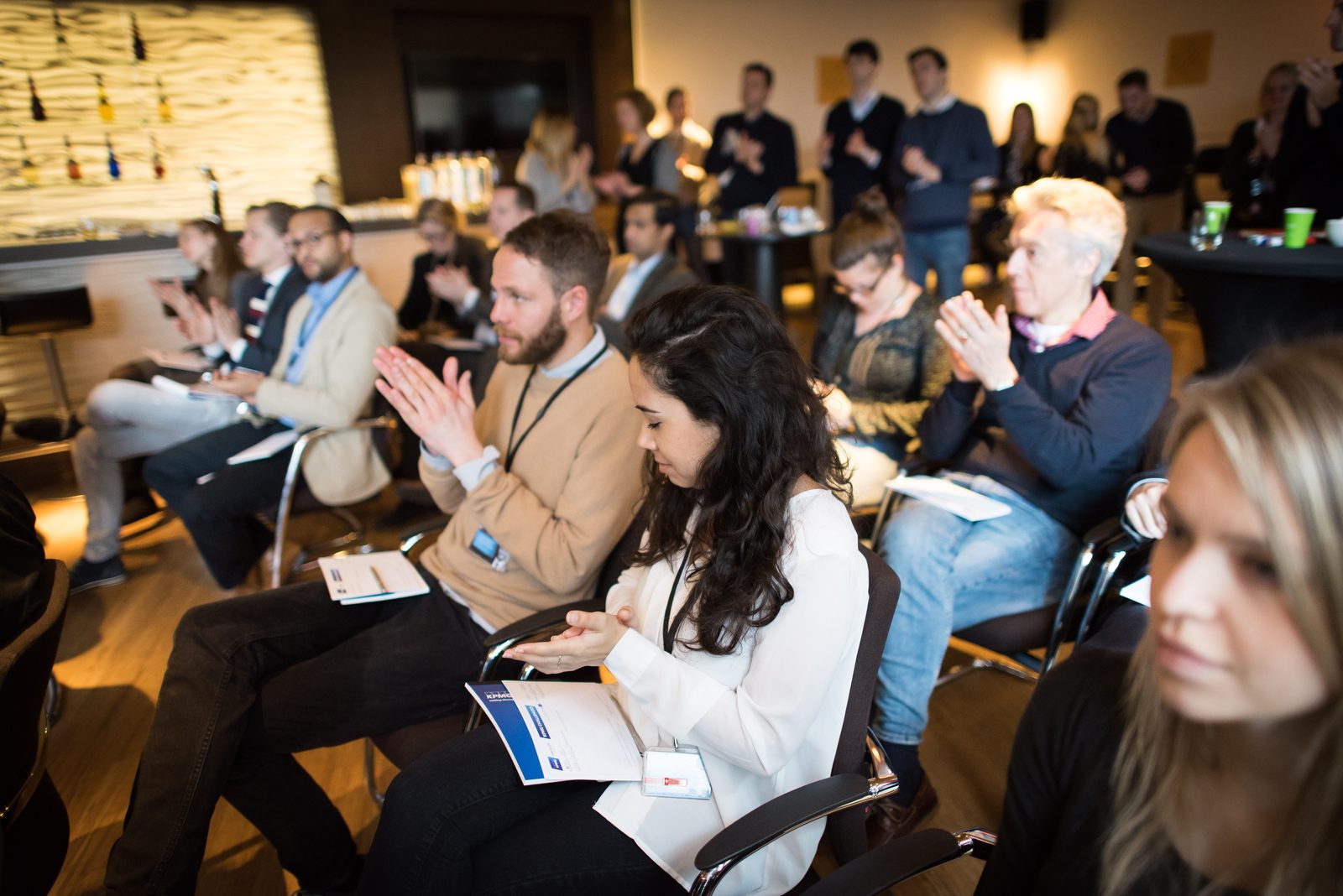 Deelnemers applaudisseren tijdens een Samenspel-sessie