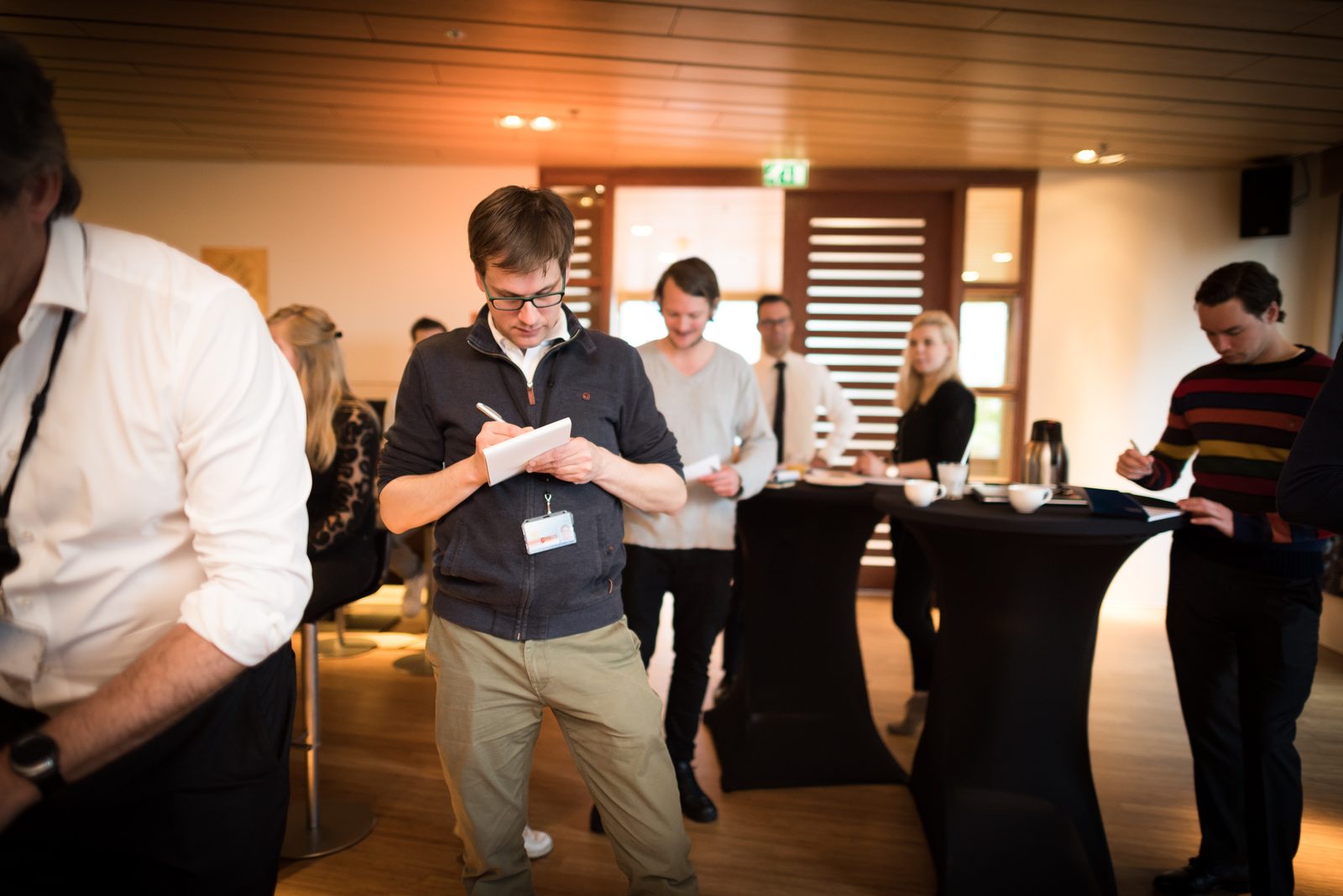 Deelnemers noteren hun inbreng tijdens een Samenspel-sessie